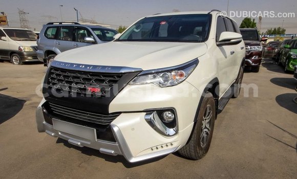 Acheter Import Voiture Toyota Fortuner Blanc à Import - Dubai, Harare Acheter Import Voiture Toyota Fortuner Blanc à Import - Dubai, Harare