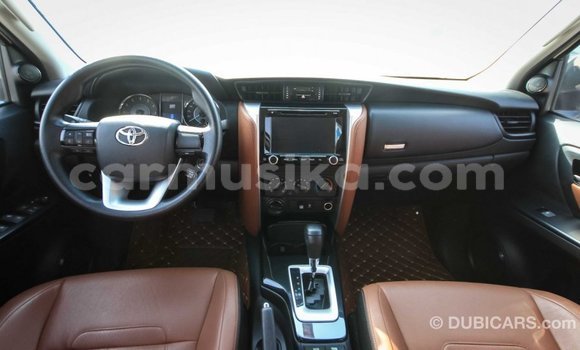 Acheter Import Voiture Toyota Fortuner Blanc à Import - Dubai, Harare Acheter Import Voiture Toyota Fortuner Blanc à Import - Dubai, Harare