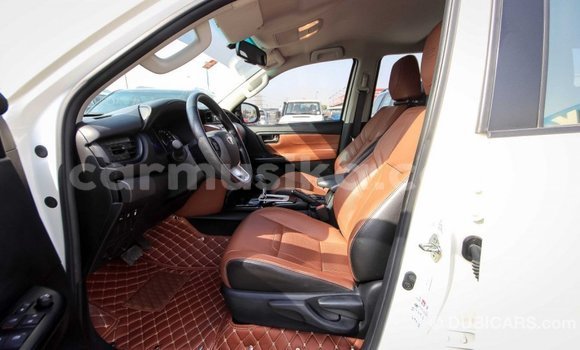 Acheter Import Voiture Toyota Fortuner Blanc à Import - Dubai, Harare Acheter Import Voiture Toyota Fortuner Blanc à Import - Dubai, Harare