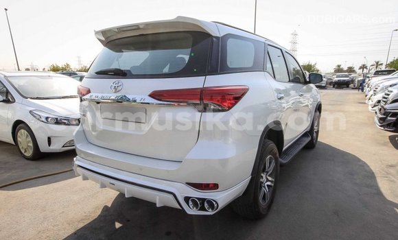 Acheter Import Voiture Toyota Fortuner Blanc à Import - Dubai, Harare Acheter Import Voiture Toyota Fortuner Blanc à Import - Dubai, Harare