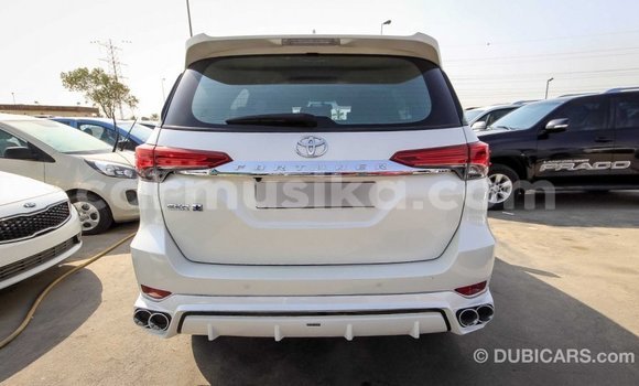 Acheter Import Voiture Toyota Fortuner Blanc à Import - Dubai, Harare Acheter Import Voiture Toyota Fortuner Blanc à Import - Dubai, Harare
