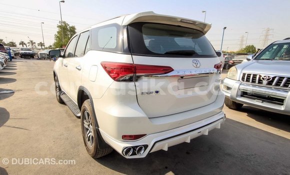 Acheter Import Voiture Toyota Fortuner Blanc à Import - Dubai, Harare Acheter Import Voiture Toyota Fortuner Blanc à Import - Dubai, Harare
