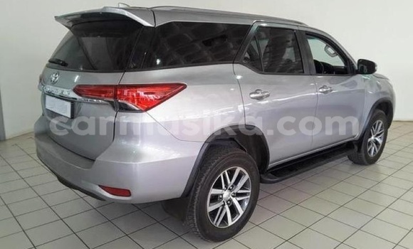 Nunua Ilio tumika Toyota Fortuner Fedha Gari ndani ya Beitbridge nchini Matabeleland Kusini Nunua Ilio tumika Toyota Fortuner Fedha Gari ndani ya Beitbridge nchini Matabeleland Kusini