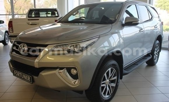 Nunua Ilio tumika Toyota Fortuner Fedha Gari ndani ya Beitbridge nchini Matabeleland Kusini Nunua Ilio tumika Toyota Fortuner Fedha Gari ndani ya Beitbridge nchini Matabeleland Kusini