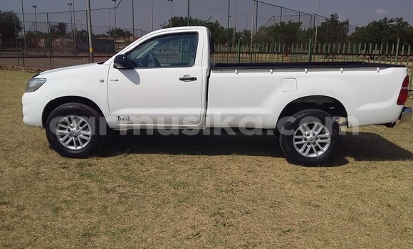 Tenga Imported Toyota Hilux Chena Mota in Beitbridge in Matabeleland South Tenga Imported Toyota Hilux Chena Mota in Beitbridge in Matabeleland South