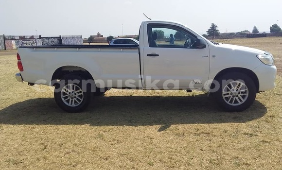 Tenga Imported Toyota Hilux Chena Mota in Beitbridge in Matabeleland South Tenga Imported Toyota Hilux Chena Mota in Beitbridge in Matabeleland South