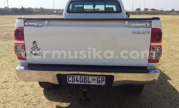 Tenga Imported Toyota Hilux Chena Mota in Beitbridge in Matabeleland South Tenga Imported Toyota Hilux Chena Mota in Beitbridge in Matabeleland South