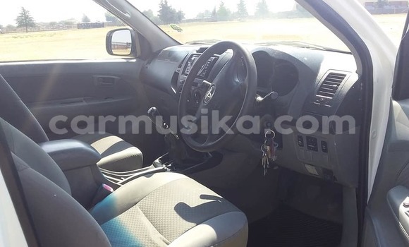 Tenga Imported Toyota Hilux Chena Mota in Beitbridge in Matabeleland South Tenga Imported Toyota Hilux Chena Mota in Beitbridge in Matabeleland South