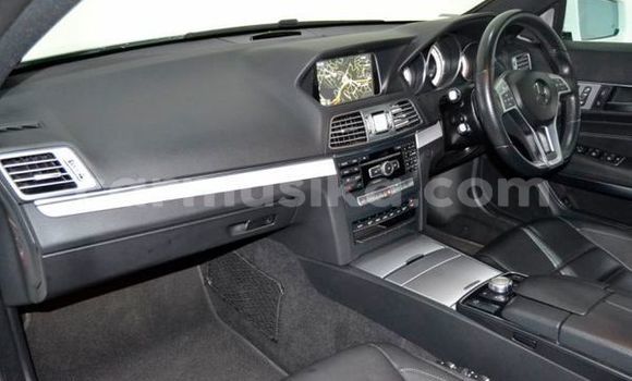 Acheter Occasion Voiture Mercedes‒Benz E–Class Blanc à Beitbridge, Matabeleland South Acheter Occasion Voiture Mercedes‒Benz E–Class Blanc à Beitbridge, Matabeleland South