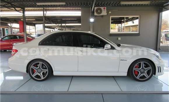 Tenga Tsaru Mercedes‒Benz E-klasse Chena Mota in Beitbridge in Matabeleland South Tenga Tsaru Mercedes‒Benz E-klasse Chena Mota in Beitbridge in Matabeleland South