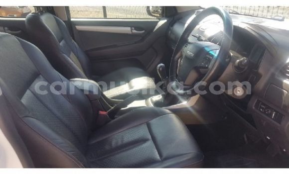 Acheter Occasion Voiture Isuzu KB Blanc à Chegutu, Mashonaland West Acheter Occasion Voiture Isuzu KB Blanc à Chegutu, Mashonaland West