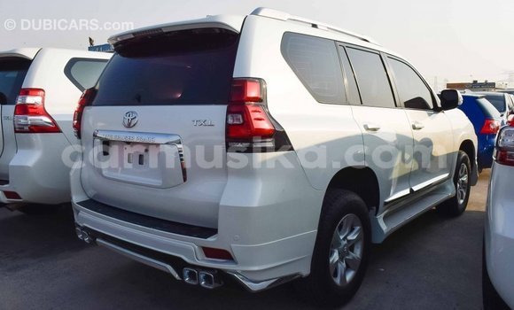 Acheter Import Voiture Toyota Prado Blanc à Import - Dubai, Harare Acheter Import Voiture Toyota Prado Blanc à Import - Dubai, Harare