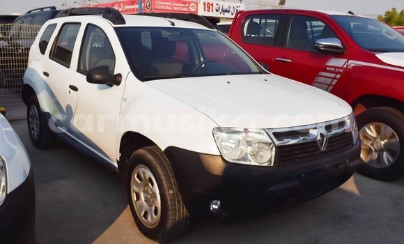 Nunua Imported Renault Duster Nyeupe Gari ndani ya Import - Dubai nchini Harare