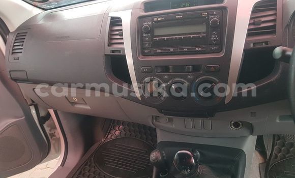Buy Used Toyota Hilux White Car in Beitbridge in Matabeleland South Buy Used Toyota Hilux White Car in Beitbridge in Matabeleland South