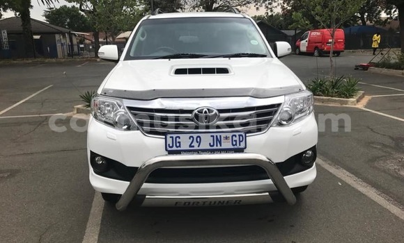 Acheter Occasion Voiture Toyota Fortuner Blanc à Beitbridge, Matabeleland South Acheter Occasion Voiture Toyota Fortuner Blanc à Beitbridge, Matabeleland South