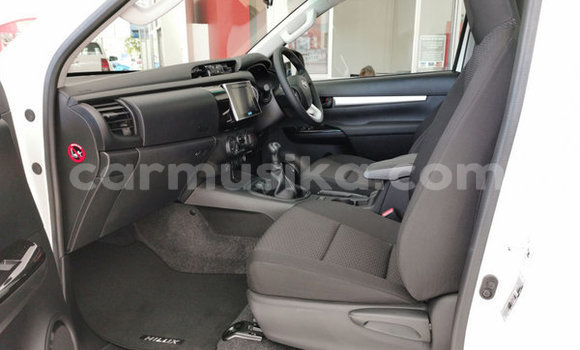 Buy Used Toyota Hilux White Car in Beitbridge in Matabeleland South Buy Used Toyota Hilux White Car in Beitbridge in Matabeleland South