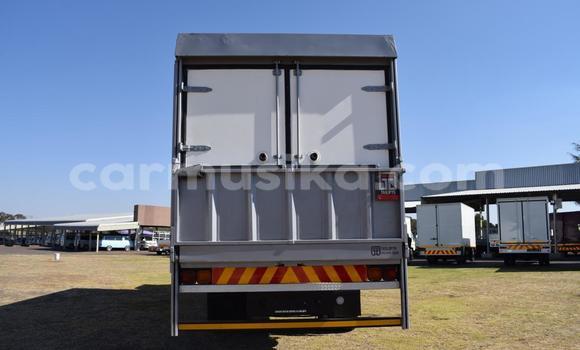 Nunua Ilio tumika Nissan UD Nyeupe Lori ndani ya Beitbridge nchini Matabeleland Kusini Nunua Ilio tumika Nissan UD Nyeupe Lori ndani ya Beitbridge nchini Matabeleland Kusini