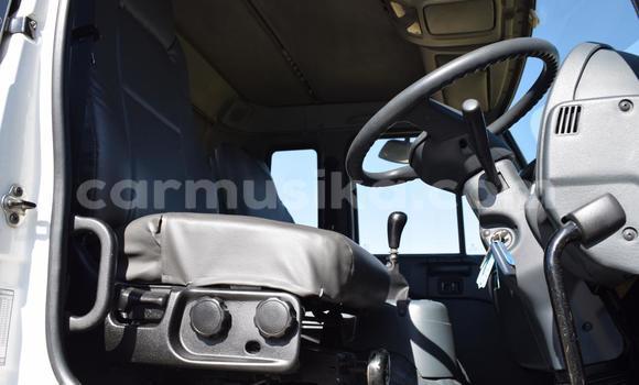 Nunua Ilio tumika Nissan UD Nyeupe Lori ndani ya Beitbridge nchini Matabeleland Kusini Nunua Ilio tumika Nissan UD Nyeupe Lori ndani ya Beitbridge nchini Matabeleland Kusini