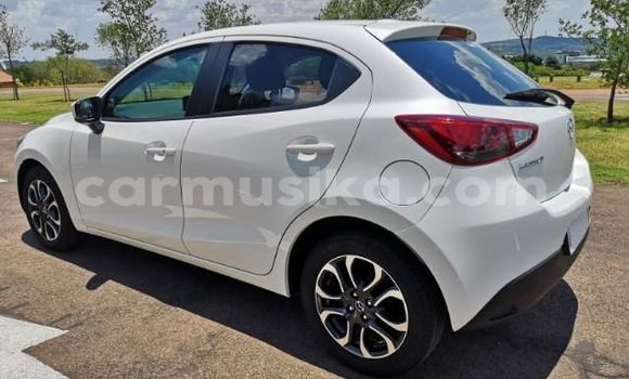 Nunua Ilio tumika Mazda 2 Nyeupe Gari ndani ya Beitbridge nchini Matabeleland Kusini Nunua Ilio tumika Mazda 2 Nyeupe Gari ndani ya Beitbridge nchini Matabeleland Kusini