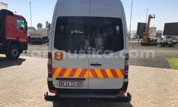 Tenga Tsaru Mercedes‒Benz S–Class Chena Mota in Beitbridge in Matabeleland South Tenga Tsaru Mercedes‒Benz S–Class Chena Mota in Beitbridge in Matabeleland South