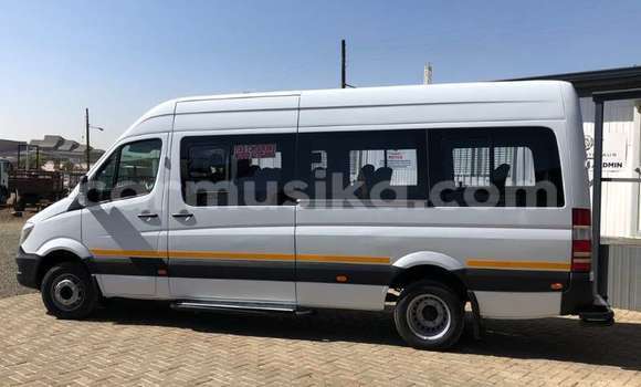 Tenga Tsaru Mercedes‒Benz S–Class Chena Mota in Beitbridge in Matabeleland South Tenga Tsaru Mercedes‒Benz S–Class Chena Mota in Beitbridge in Matabeleland South