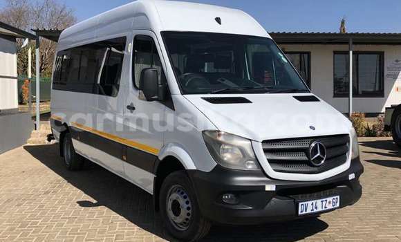 Tenga Tsaru Mercedes‒Benz S–Class Chena Mota in Beitbridge in Matabeleland South Tenga Tsaru Mercedes‒Benz S–Class Chena Mota in Beitbridge in Matabeleland South