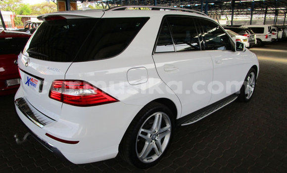 Acheter Occasion Voiture Mercedes‒Benz M–Class Blanc à Beitbridge, Matabeleland South Acheter Occasion Voiture Mercedes‒Benz M–Class Blanc à Beitbridge, Matabeleland South