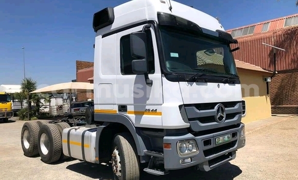 Nunua Ilio tumika Mercedes‒Benz 2644 Nyeupe Lori ndani ya Beitbridge nchini Matabeleland Kusini