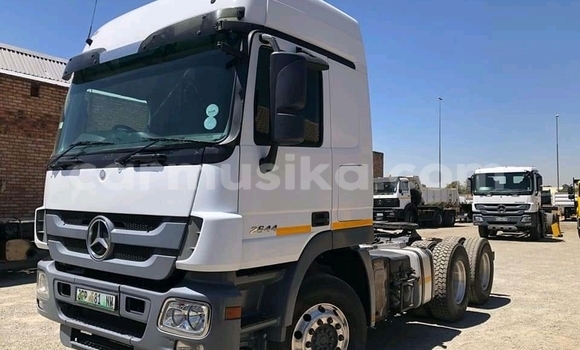 Nunua Ilio tumika Mercedes‒Benz 2644 Nyeupe Lori ndani ya Beitbridge nchini Matabeleland Kusini Nunua Ilio tumika Mercedes‒Benz 2644 Nyeupe Lori ndani ya Beitbridge nchini Matabeleland Kusini