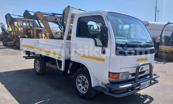 Acheter Occasion Utilitaire Nissan UD Blanc à Beitbridge, Matabeleland South Acheter Occasion Utilitaire Nissan UD Blanc à Beitbridge, Matabeleland South