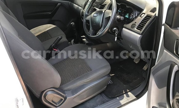 Acheter Occasion Voiture Toyota Hilux Blanc à Beitbridge, Matabeleland South Acheter Occasion Voiture Toyota Hilux Blanc à Beitbridge, Matabeleland South