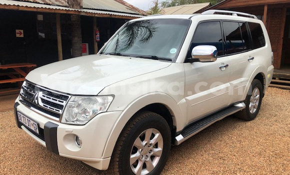 Acheter Occasion Voiture Mitsubishi Pajero Blanc à Beitbridge, Matabeleland South Acheter Occasion Voiture Mitsubishi Pajero Blanc à Beitbridge, Matabeleland South