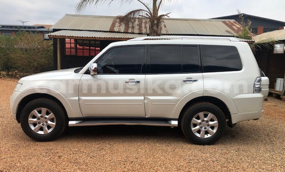 Acheter Occasion Voiture Mitsubishi Pajero Blanc à Beitbridge, Matabeleland South Acheter Occasion Voiture Mitsubishi Pajero Blanc à Beitbridge, Matabeleland South