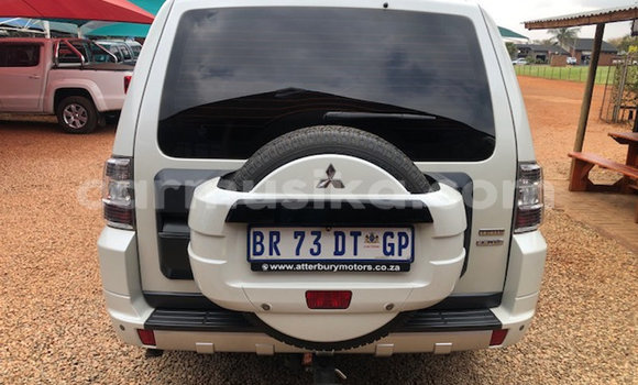 Acheter Occasion Voiture Mitsubishi Pajero Blanc à Beitbridge, Matabeleland South Acheter Occasion Voiture Mitsubishi Pajero Blanc à Beitbridge, Matabeleland South
