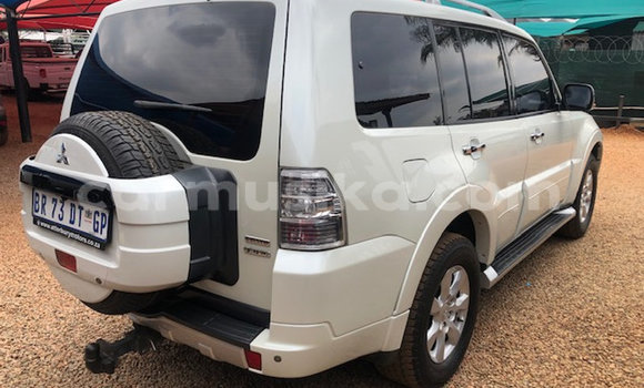 Acheter Occasion Voiture Mitsubishi Pajero Blanc à Beitbridge, Matabeleland South Acheter Occasion Voiture Mitsubishi Pajero Blanc à Beitbridge, Matabeleland South