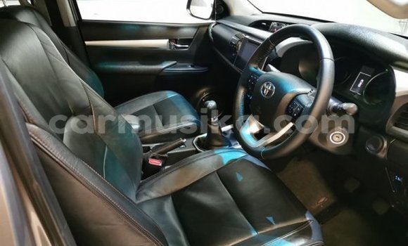 Nunua Ilio tumika Toyota Hilux Beige Gari ndani ya Beitbridge nchini Matabeleland Kusini Nunua Ilio tumika Toyota Hilux Beige Gari ndani ya Beitbridge nchini Matabeleland Kusini