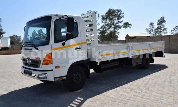 Acheter Occasion Utilitaire Hino 300 Series Blanc à Beitbridge, Matabeleland South Acheter Occasion Utilitaire Hino 300 Series Blanc à Beitbridge, Matabeleland South