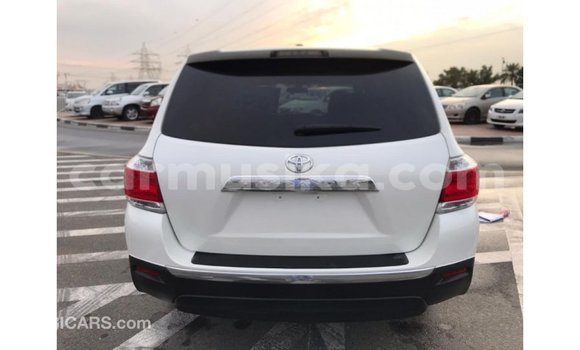 Tenga Imported Toyota Highlander Chena Mota in Import - Dubai in Harare Tenga Imported Toyota Highlander Chena Mota in Import - Dubai in Harare