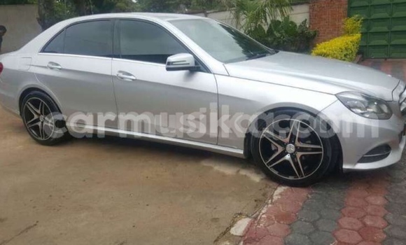 Nunua Ilio tumika Mercedes‒Benz E–Class Fedha Gari ndani ya Harare nchini Harare Nunua Ilio tumika Mercedes‒Benz E–Class Fedha Gari ndani ya Harare nchini Harare