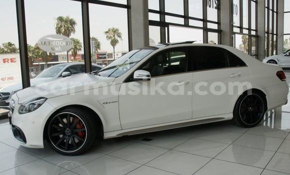 Tenga Tsaru Mercedes‒Benz E–Class Chena Mota in Beitbridge in Matabeleland South Tenga Tsaru Mercedes‒Benz E–Class Chena Mota in Beitbridge in Matabeleland South