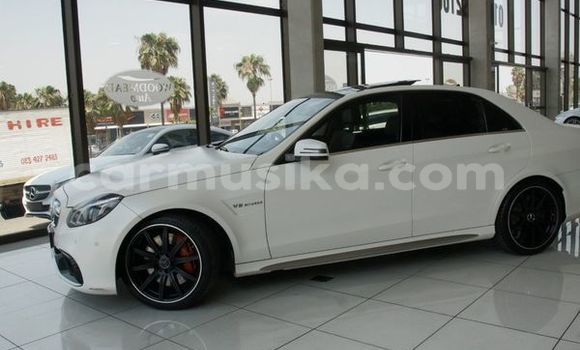 Tenga Tsaru Mercedes‒Benz E–Class Chena Mota in Beitbridge in Matabeleland South Tenga Tsaru Mercedes‒Benz E–Class Chena Mota in Beitbridge in Matabeleland South