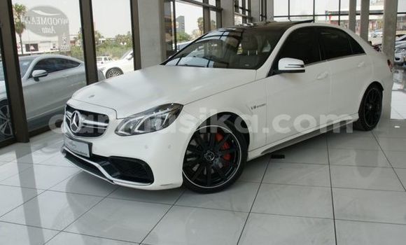 Tenga Tsaru Mercedes‒Benz E–Class Chena Mota in Beitbridge in Matabeleland South Tenga Tsaru Mercedes‒Benz E–Class Chena Mota in Beitbridge in Matabeleland South