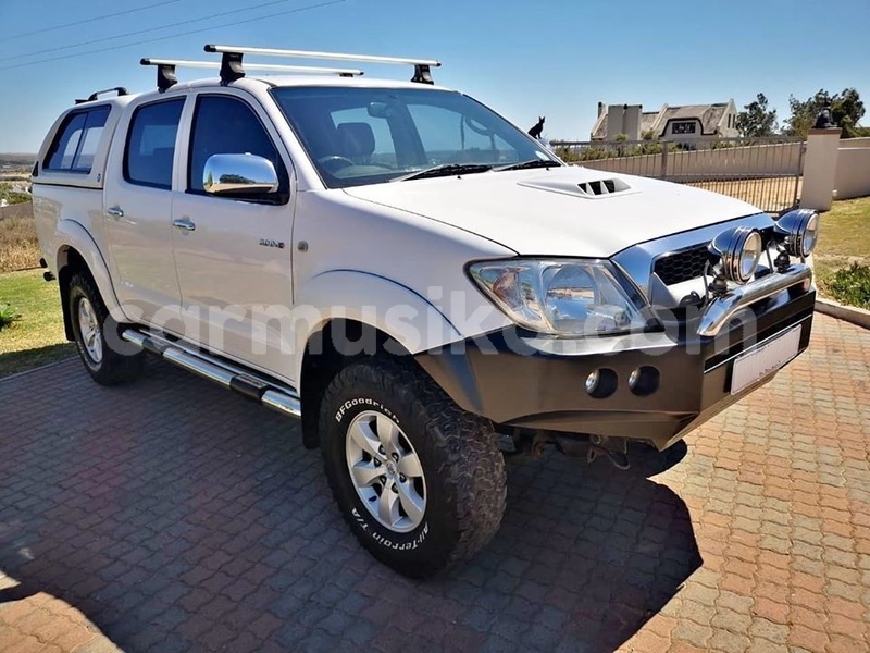 Big with watermark toyota hilux matabeleland south beitbridge 9475