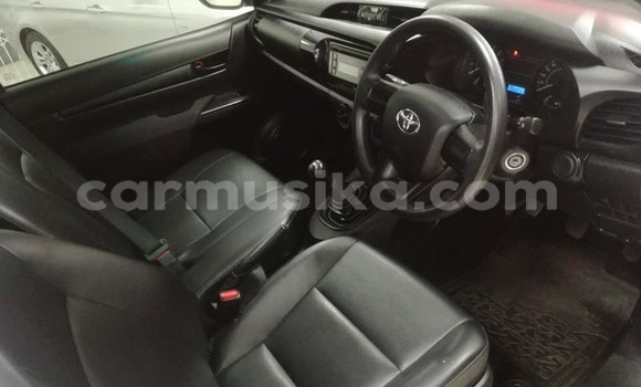 Buy Used Toyota Hilux White Car in Beitbridge in Matabeleland South Buy Used Toyota Hilux White Car in Beitbridge in Matabeleland South