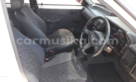 Acheter Occasion Voiture Mazda 323 Blanc à Beitbridge, Matabeleland South Acheter Occasion Voiture Mazda 323 Blanc à Beitbridge, Matabeleland South