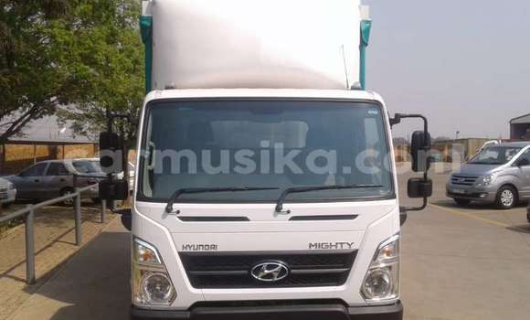Nunua Ilio tumika Hyundai H200 Nyeupe Lori ndani ya Harare nchini Harare