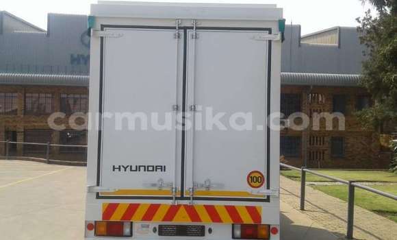 Acheter Occasion Utilitaire Hyundai H200 Blanc à Harare, Harare Acheter Occasion Utilitaire Hyundai H200 Blanc à Harare, Harare