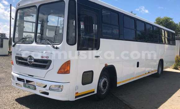 Acheter Occasion Utilitaire Hino 300 Series Blanc à Harare, Harare Acheter Occasion Utilitaire Hino 300 Series Blanc à Harare, Harare