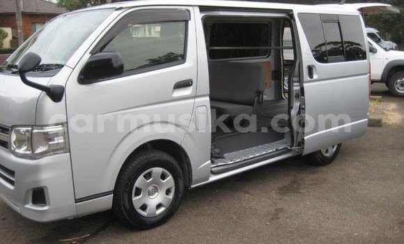 Buy Used Toyota Hiace White Car in Beitbridge in Matabeleland South Buy Used Toyota Hiace White Car in Beitbridge in Matabeleland South