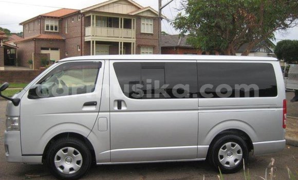 Buy Used Toyota Hiace White Car in Beitbridge in Matabeleland South Buy Used Toyota Hiace White Car in Beitbridge in Matabeleland South